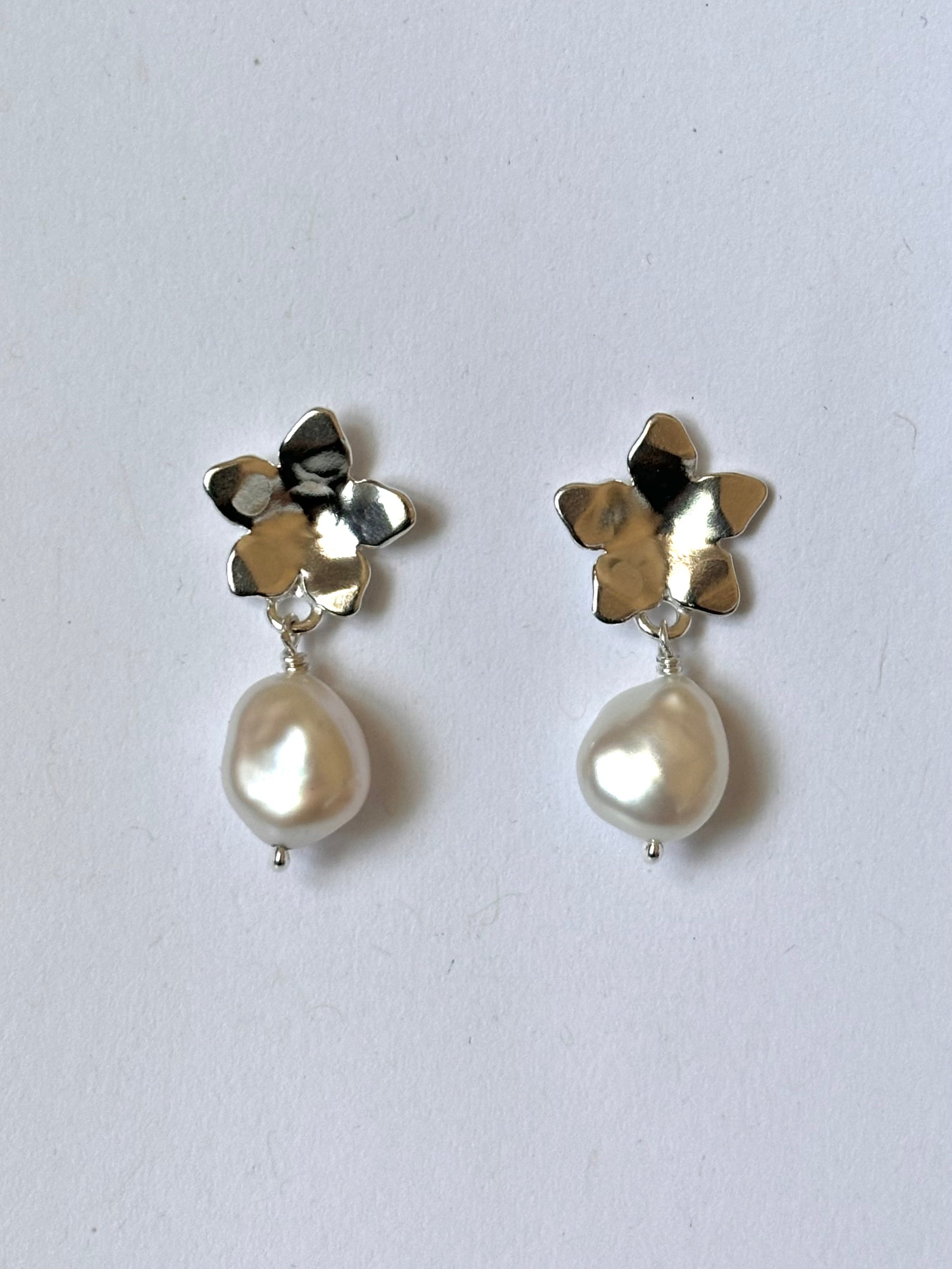Summer Hoya Earrings with Pearl