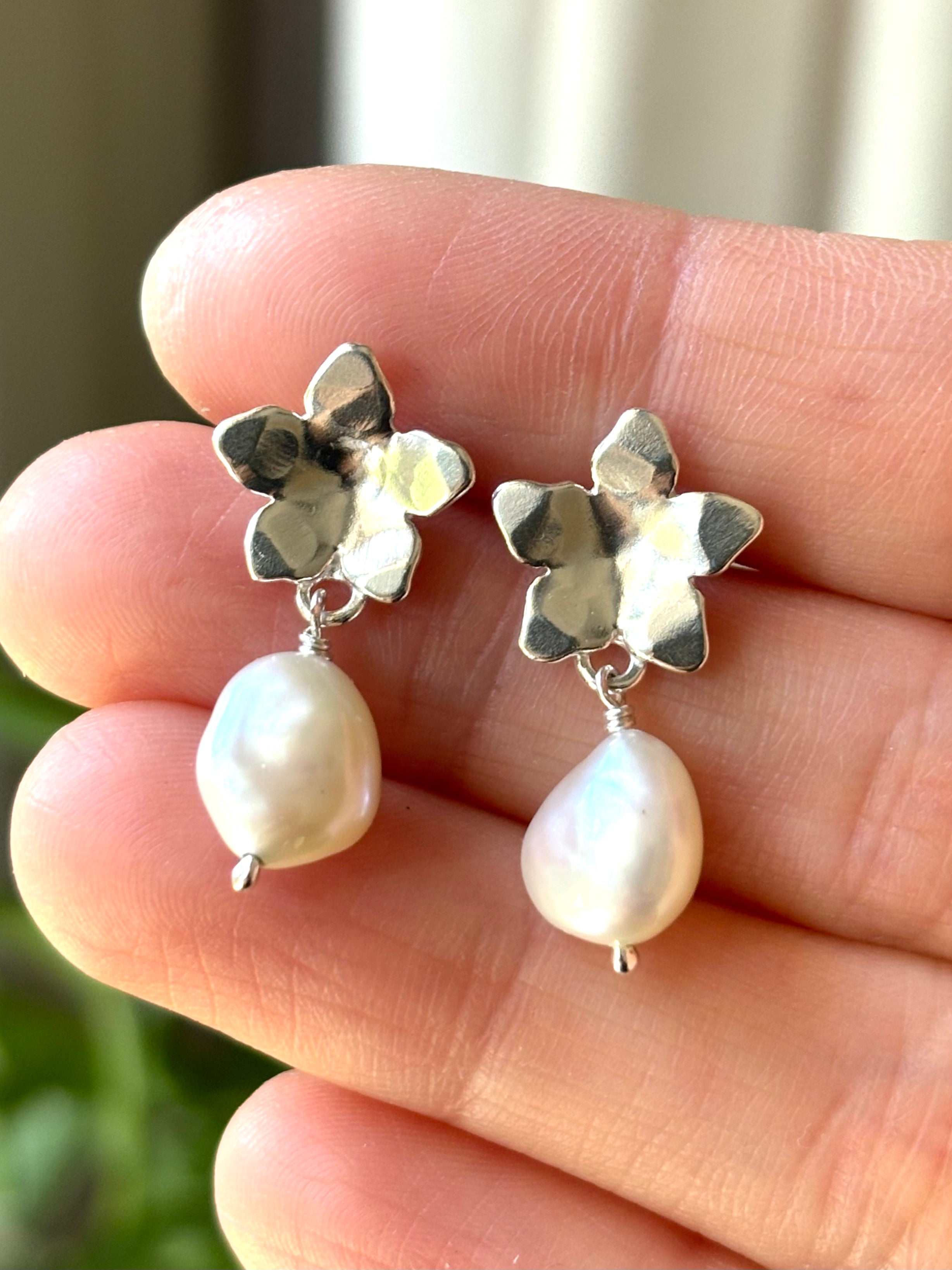 Summer Hoya Earrings with Pearl