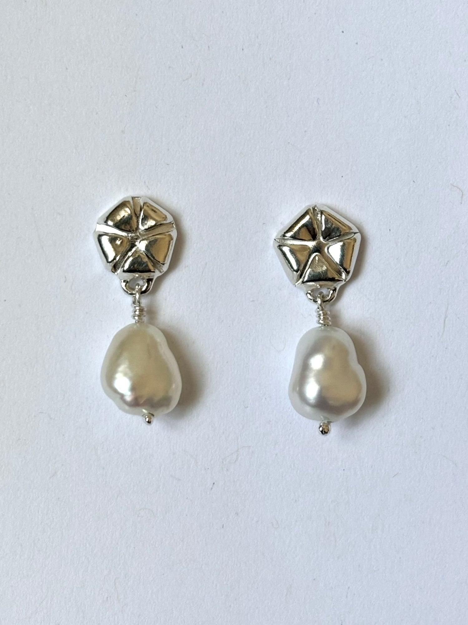 Winter Hoya Earrings with Pearl