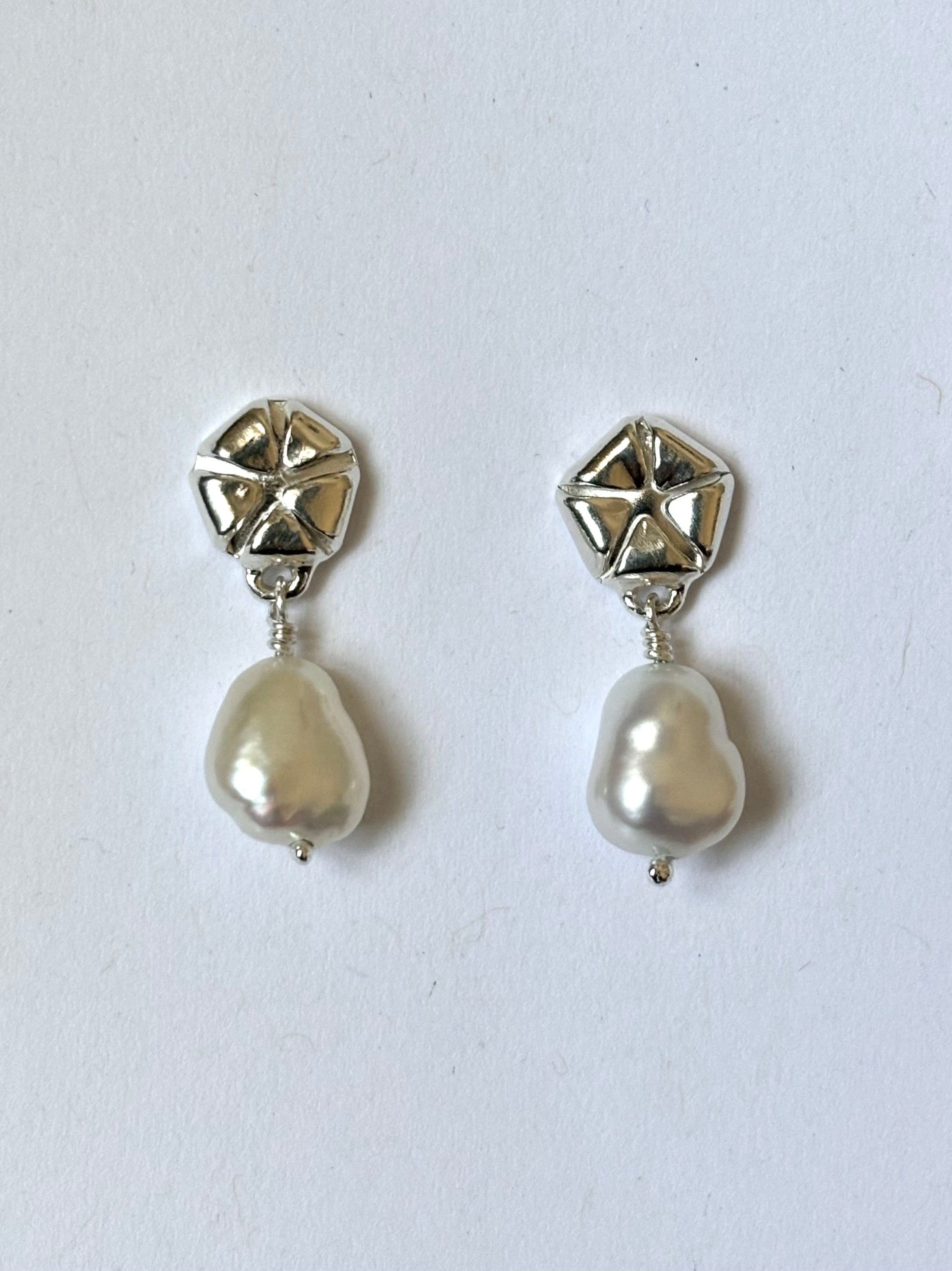 Winter Hoya Earrings with Pearl